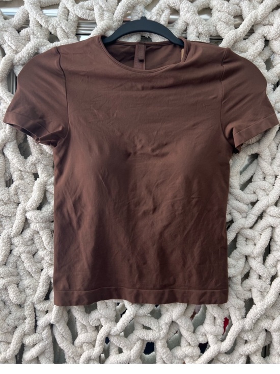 SKIMS Tops - SKIMS SOFT SMOOTHING (G20) SEAMLESS T-SHIRT MOLDED CUP NWT - COCOA MEDIUM